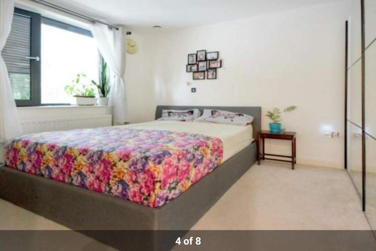 Newly Refurbished - Entire 4 Bedroom Private House With Kitchen, Living & Private Garden - 1 Cape House London, Within 30 Mins From London, Bridge & Canary Wharf Ferienhaus