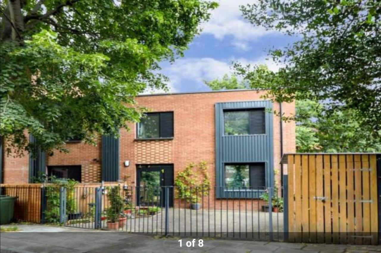Ferienhaus Newly Refurbished - Entire 4 Bedroom Private House With Kitchen, Living & Private Garden - 1 Cape House London, Within 30 Mins From London, Bridge & Canary Wharf