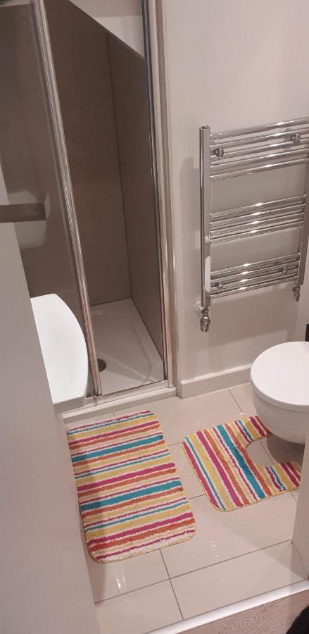 Ferienhaus Newly Refurbished - Entire 4 Bedroom Private House With Kitchen, Living & Private Garden - 1 Cape House London, Within 30 Mins From London, Bridge & Canary Wharf