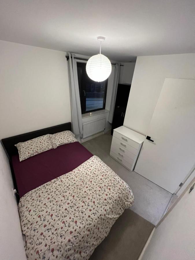 Newly Refurbished - Entire 4 Bedroom Private House With Kitchen, Living & Private Garden - 1 Cape House London, Within 30 Mins From London, Bridge & Canary Wharf Ferienhaus *