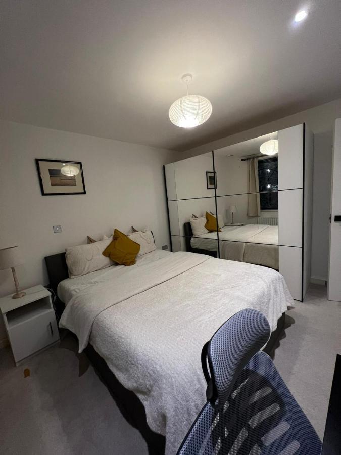 Ferienhaus Newly Refurbished - Entire 4 Bedroom Private House With Kitchen, Living & Private Garden - 1 Cape House London, Within 30 Mins From London, Bridge & Canary Wharf *