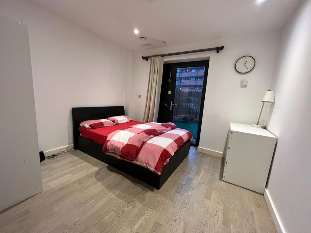 Newly Refurbished - Entire 4 Bedroom Private House With Kitchen, Living & Private Garden - 1 Cape House London, Within 30 Mins From London, Bridge & Canary Wharf Ferienhaus London