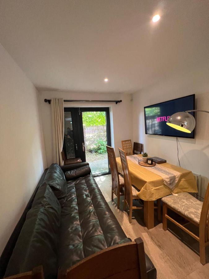Ferienhaus Newly Refurbished - Entire 4 Bedroom Private House With Kitchen, Living & Private Garden - 1 Cape House London, Within 30 Mins From London, Bridge & Canary Wharf London